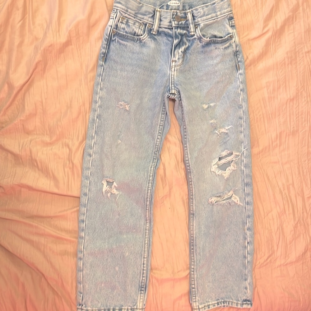 It doesn’t have anything wrong with them. The pants are in good condition.